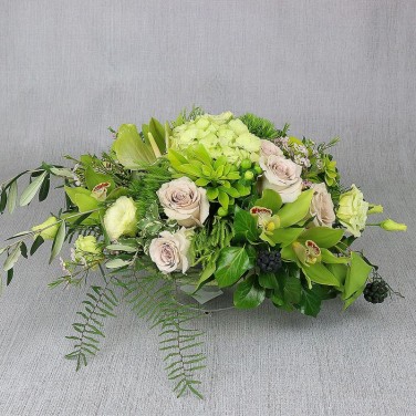 Композиция на стол президиум из роз, антуриума и орхидей