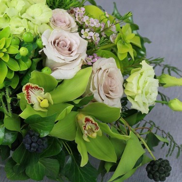 Композиция на стол президиум из роз, антуриума и орхидей