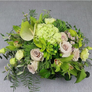 Композиция на стол президиум из роз, антуриума и орхидей