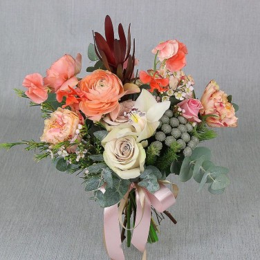 Коралловый свадебный букет с ранункулюсом и латирусом