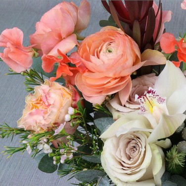 Коралловый свадебный букет с ранункулюсом и латирусом