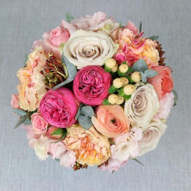 Коралловый букет невесты из роз, ранункулюсов и гиперикума Тайна Чувств