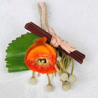 Бутоньерка с оранжевым ранункулюсом