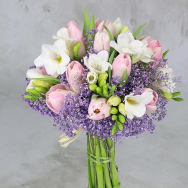 Нежный букет невесты из тюльпанов, фрезий и гипсофилы Творение Весны