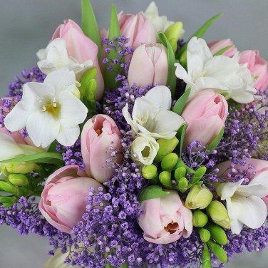 Нежный букет невесты из тюльпанов, фрезий и гипсофилы Творение Весны