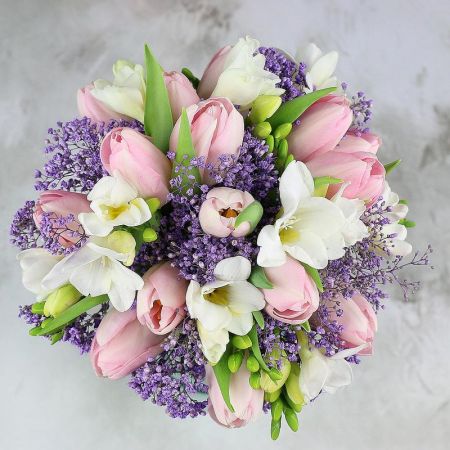 Нежный букет невесты из тюльпанов, фрезий и гипсофилы Творение Весны