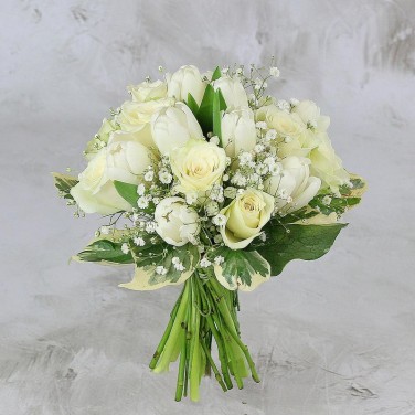 Белый свадебный букет из роз и тюльпанов Невинность