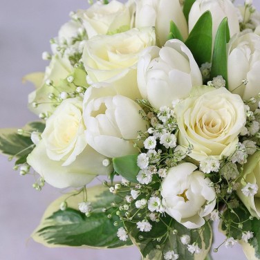 Белый свадебный букет из роз и тюльпанов Невинность