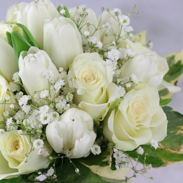 Белый свадебный букет из роз и тюльпанов Невинность