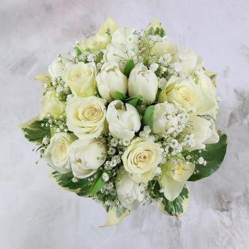 Белый свадебный букет из роз и тюльпанов Невинность