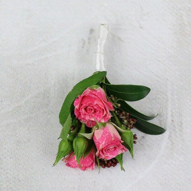 Бутоньерка с маленькими розами