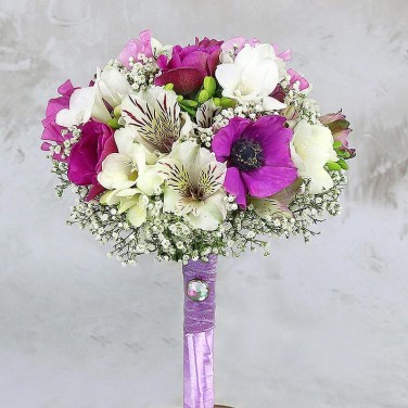 Лиловый свадебный букет из анемонов, фрезий и латируса Бархатная Нега