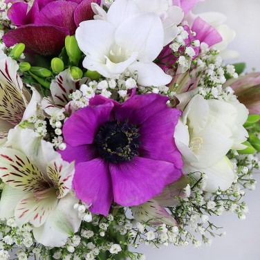 Лиловый свадебный букет из анемонов, фрезий и латируса Бархатная Нега