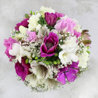 Лиловый свадебный букет из анемонов, фрезий и латируса Бархатная Нега