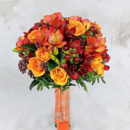 Красно-оранжевый букет невесты из роз и фрезий Спелый Янтарь