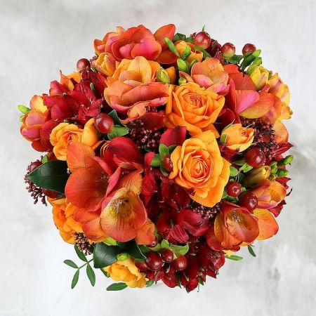 Свадебный красно-оранжевый букет из роз, фрезий, гиперикума Бабье лето