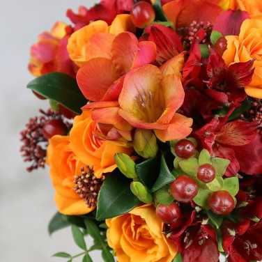 Свадебный красно-оранжевый букет из роз, фрезий, гиперикума Бабье лето