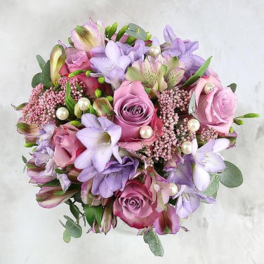 Свадебный букет из роз, фрезий, эвкалипта Лиловые сны