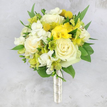 Кремовый свадебный букет из роз и фрезий