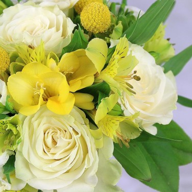 Кремовый свадебный букет из роз и фрезий