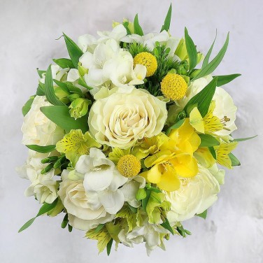 Кремовый свадебный букет из роз и фрезий