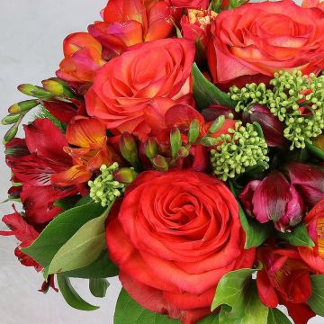 Свадебный красный букет из роз, альстромерий и фрезий Корона Солнца