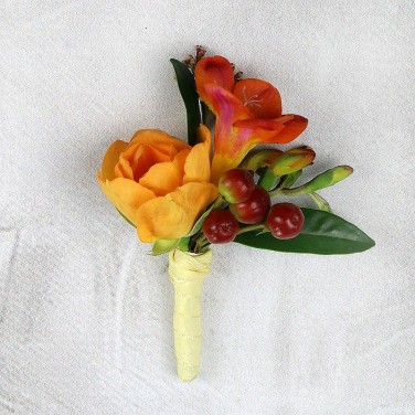 Бутоньерка огненная фрезия