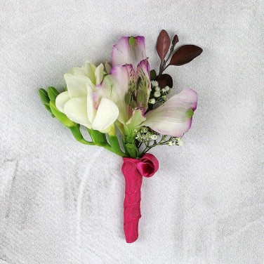 Бутоньерка с фрезией