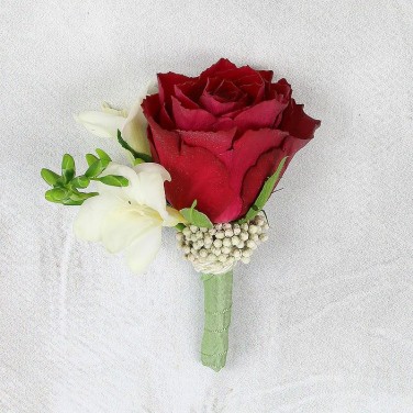 Бутоньерка из розы и фрезии