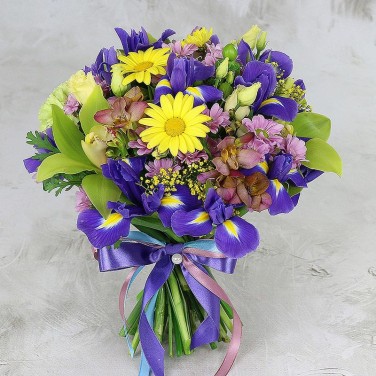 Компактный букет из ирисов и орхидей