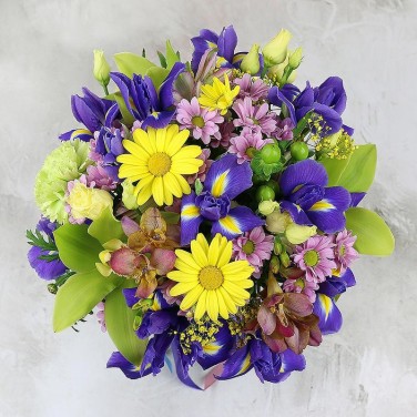 Компактный букет из ирисов и орхидей