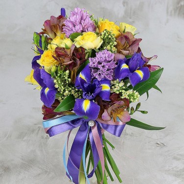 Компактный букет из гиацинтов, ирисов и роз