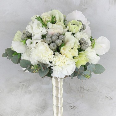 Зимний свадебный букет из анемонов и брунии