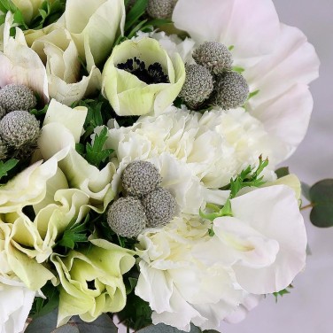 Зимний свадебный букет из анемонов и брунии