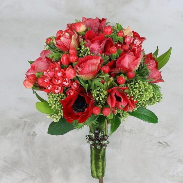 Красный букет невесты из анемонов и бовардии