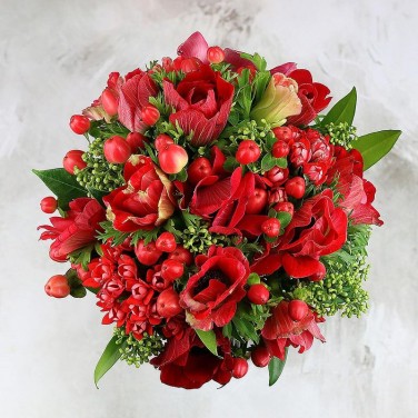 Красный букет невесты из анемонов и бовардии