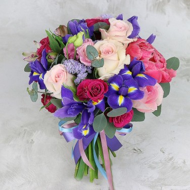 Свадебный букет из ирисов, роз и статицы