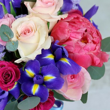 Свадебный букет из ирисов, роз и статицы