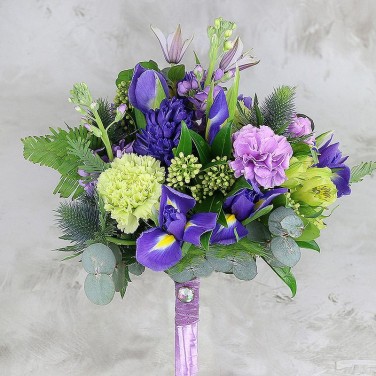 Свадебный букет из лунной гвоздики, ирисов и эрингиума Недотрога
