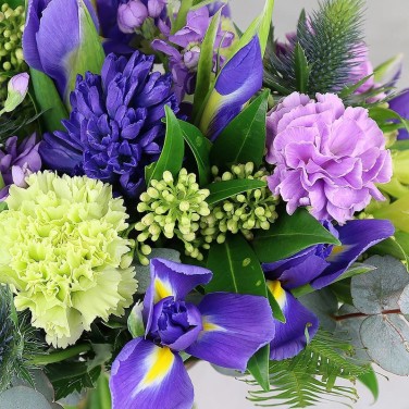 Свадебный букет из лунной гвоздики, ирисов и эрингиума Недотрога