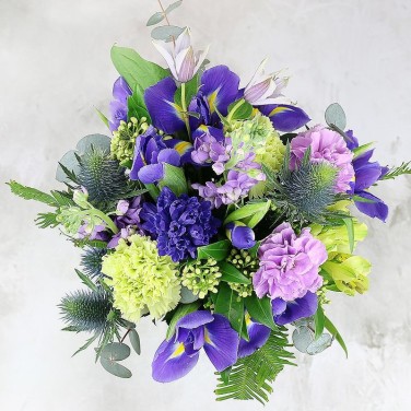 Свадебный букет из лунной гвоздики, ирисов и эрингиума Недотрога