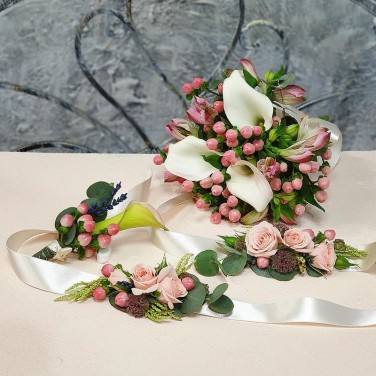 Цветочный браслет на руку с розами