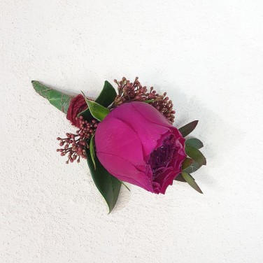 Букет невесты с вишневыми розами и лизиантусом