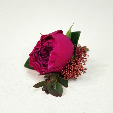 Бутоньерка с розой и скимией