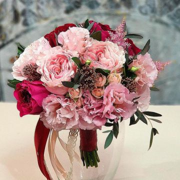 Букет невесты с вишневыми розами и лизиантусом