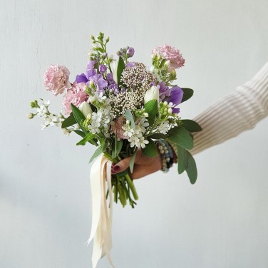 Букет невесты свободной формы с эустомой