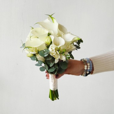 Свадебный букет с белыми каллами и фрезией