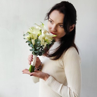 Свадебный букет с белыми каллами и фрезией