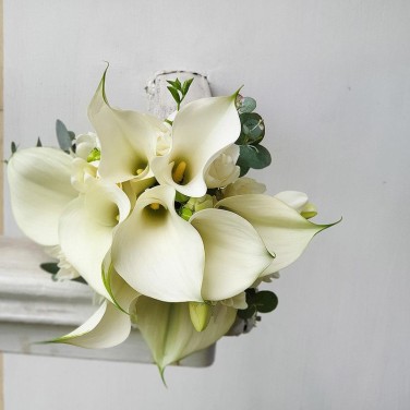 Свадебный букет с белыми каллами и фрезией