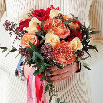 Яркий букет невесты с розами